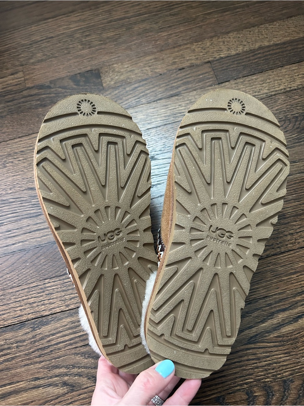 UGG Slippers Chestnut NWOT size 6 - Picture 2 of 3